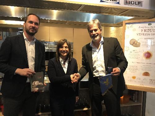 Cristiano Shaurli (Assessore regionale Risorse agricole e forestali), Debora Serracchiani (Presidente Regione Friuli Venezia Giulia) e Stephen Miotto (Mosaicista) nello Spazio Scuola dello store Eataly di Flatiron - New York 16/11/2017