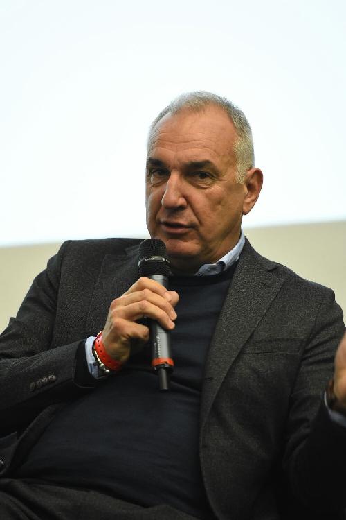 Enzo Sima (Consigliere nazionale Federazione italiana sport invernali - Fisi) interviene alla presentazione della stagione turistica invernale 2017-2018 - Udine 19/11/2017 (Foto Stefano Ceiner)