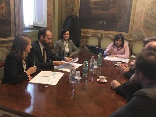 Debora Serracchiani (Presidente Regione Friuli Venezia Giulia) e Sara Vito (Assessore regionale Ambiente ed Energia) all'incontro con i consiglieri giuridico ed economico del presidente del consiglio dei Ministri per sensibilizzare il Governo sulla sanzione al gruppo Pittini - Roma 20/11/2017