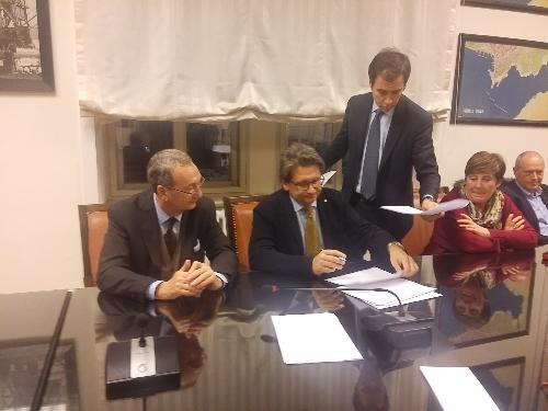 Sergio Bolzonello (Vicepresidente Regione FVG e assessore Attività produttive, Turismo e Cooperazione), Zeno D'Agostino (Presidente Autorità sistema portuale Mare Adriatico Orientale), Laura Marzi (Sindaco Muggia) e Sandy Klun (Sindaco San Dorligo della Valle-Dolina) alla firma per la costituzione del Consorzio di sviluppo economico dell'Area Giuliana - Trieste 22/11/2017