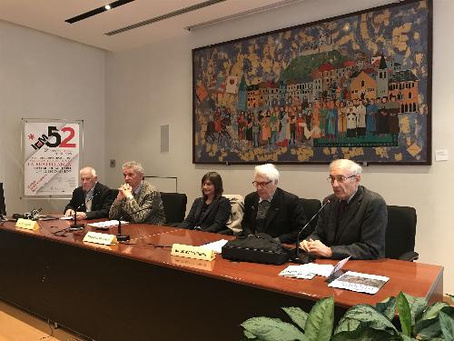 Debora Serracchiani (Presidente Regione Friuli Venezia Giulia) con Fulvio Salimbeni (Presidente Istituto per gli incontri culturali Mitteleuropei - ICM) e Giulio Maria Chiodi (Università Insubria) all’apertura del convegno "Frattura e ricomposizione tra Oriente e Occidente: la fratellanza può fare di tante aree un luogo unico"- Gorizia 23/11/2017