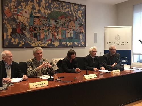 Debora Serracchiani (Presidente Regione Friuli Venezia Giulia) con Fulvio Salimbeni (Presidente Istituto per gli incontri culturali Mitteleuropei - ICM) e Giulio Maria Chiodi (Università Insubria) all’apertura del convegno "Frattura e ricomposizione tra Oriente e Occidente: la fratellanza può fare di tante aree un luogo unico"- Gorizia 23/11/2017