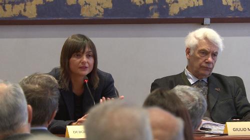 Debora Serracchiani (Presidente Regione Friuli Venezia Giulia) e Giulio Maria Chiodi (Università Insubria) all’apertura del convegno "Frattura e ricomposizione tra Oriente e Occidente: la fratellanza può fare di tante aree un luogo unico"- Gorizia 23/11/2017