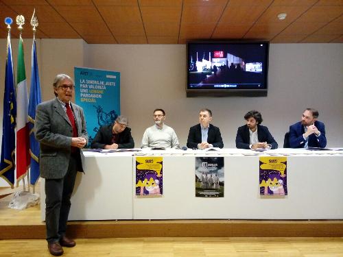 Paolo Vidali (Presidente Fondazione Teatro Nuovo), Leo Virgili (Direttore artistico festival Suns), Carlo Puppo (Presidente cooperativa Informazione friulana), Lorenzo Fabbro (Presidente ARLeF), Federico Pirone (Assessore cultura Comune Udine) e Cristiano Shaurli (Assessore regionale Risorse agricole e forestali) alla conferenza stampa di presentazione del festival "Suns" - Udine 23/11/2017