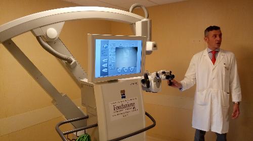 Vittorio Ramella (Medico chirurgo specialista) con il nuovo microscopio operatorio per ricostruzioni microchirurgiche all'ospedale di Cattinara - Trieste 23/11/2017