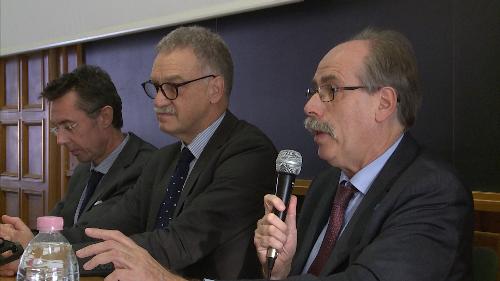 Andrea Crismani (Docente Università Trieste), Maurizio Fermeglia (Rettore Università Trieste) e Gianni Torrenti (Assessore regionale Cultura, Sport e Solidarietà) al convegno "Verso la conferenza regionale sulla cooperazione allo sviluppo e il partenariato internazionale: sfide e opportunità" - Trieste 24/11/2017