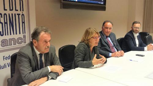 Mario Pezzetta (Presidente ANCI FVG), Maria Sandra Telesca (Assessore regionale Salute, Integrazione socio-sanitaria, Politiche sociali e Famiglia), Giuseppe Napoli (Presidente Federsanità ANCI FVG) e Fabio Di Lenardo (Direttore Comitato Croce Rossa Italiana Udine) alla presentazione del progetto "Cri nel cuore" - Udine 27/11/2017