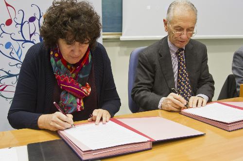 Loredana Panariti (Assessore regionale Lavoro, Formazione, Istruzione, Pari Opportunità, Politiche giovanili, Ricerca e Università) e Luciano Sartoretti (Vicepresidente Federazione bancaria) alla firma del protocollo d'intesa tra Regione, Federazione regionale delle Banche di Credito cooperativo (Bcc) e parti sociali - Trieste 28/11/2017