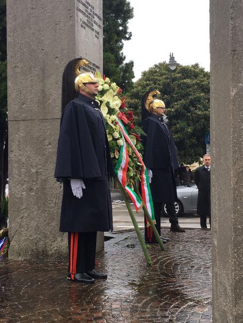 Cerimonia di deposizione di una corona d'alloro ai piedi del monumento alla memoria degli operai morti durante la liberazione - Monfalcone 29/11/2017