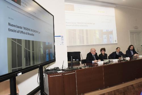 La conferenza stampa di presentazione del bando "Insieme per l'Europa" nella sala Predonzani di Trieste con l'assessore regionale Alessia Rosolen