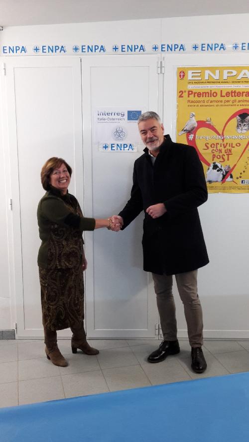 Paolo Panontin (Assessore regionale Autonomie locali e Coordinamento Riforme, Comparto unico, Sistemi informativi, Caccia e Risorse ittiche, delegato Protezione civile) con Patrizia Rufo (Presidente ENPA Trieste) - Trieste 29/11/2017