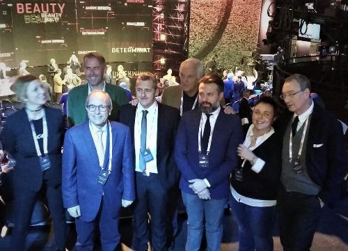 Sergio Bolzonello (Vicepresidente Regione FVG e assessore Attività produttive, Turismo e Cooperazione) con Enzo Cainero (Project manager) e una delegazione di sindaci dei comuni del Friuli Venezia Giulia attraversati dalle tappe del Giro d'Italia 2018 - Milano 29/11/2017