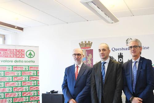 L'assessore regionale alle Politiche sociali del Friuli Venezia Giulia, Riccardo Riccardi con il Questore di Udine, Domenico Farinacci e Fabrizio Cicero, direttore Despar Nord per il Friuli Venezia Giulia.

