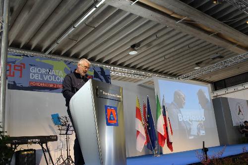 Paolo Panontin (Assessore regionale Autonomie locali e Coordinamento Riforme, Comparto unico, Sistemi informativi, Caccia e Risorse ittiche, delegato Protezione civile) interviene alla Giornata del volontario della Protezione civile - Pordenone 02/12/2017