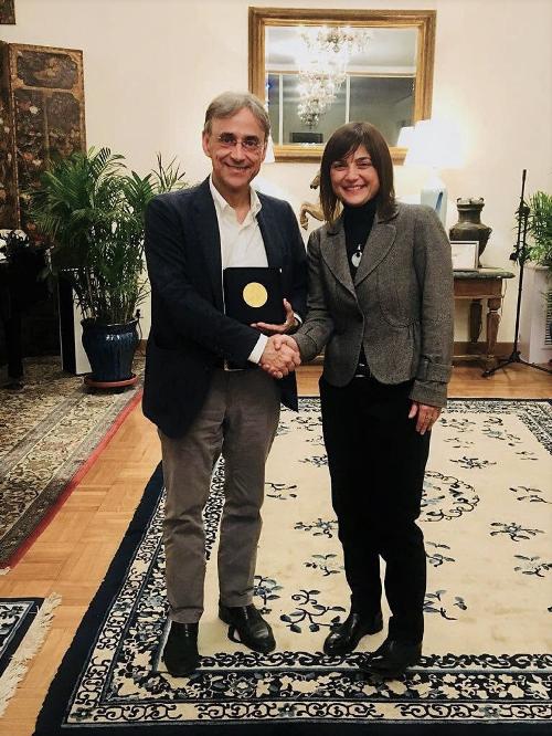 Debora Serracchiani (Presidente Regione Friuli Venezia Giulia) consegna a Ettore Sequi (Ambasciatore d'Italia a Pechino) la medaglia d’onore del Friuli Venezia Giulia - Yanqi Lake 03/12/2017