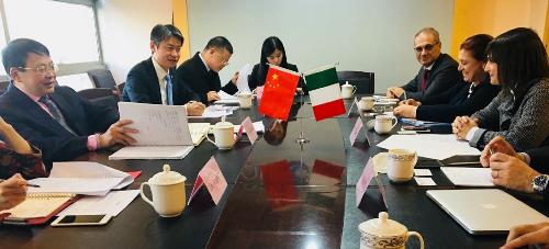 Debora Serracchiani (Presidente Regione Friuli Venezia Giulia) incontra Yin Zonghua (Vicepresidente China Council for the Promotion of International Trade - CCPIT) - Pechino 04/12/2017 
