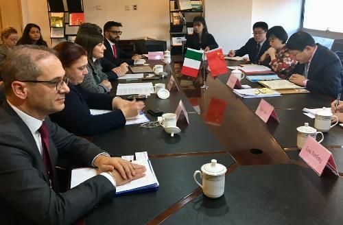 Debora Serracchiani (Presidente Regione Friuli Venezia Giulia) incontra Yin Zonghua (Vicepresidente China Council for the Promotion of International Trade - CCPIT) - Pechino 04/12/2017 
