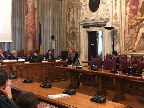 Maria Sandra Telesca (Assessore regionale Salute, Integrazione socio-sanitaria, Politiche sociali e Famiglia) interviene alla presentazione della guida "Udine: una città a portata di tutti" - Udine 05/12/2017