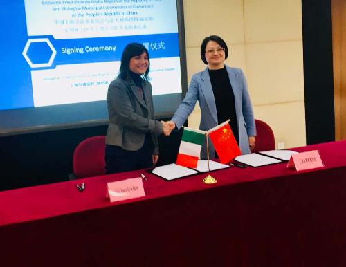 Debora Serracchiani (Presidente Regione Friuli Venezia Giulia) firma il Memorandum d'intesa tra Regione FVG e Shanghai Municipal Commission of Commerce con Zhong Xiaomin (Vicedirettrice della Municipalità) - Shanghai 06/12/2017