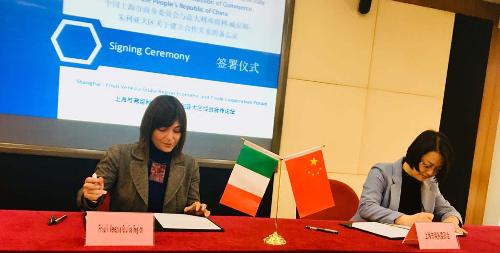 Debora Serracchiani (Presidente Regione Friuli Venezia Giulia) firma il Memorandum d'intesa tra Regione FVG e Shanghai Municipal Commission of Commerce con Zhong Xiaomin (Vicedirettrice della Municipalità) - Shanghai 06/12/2017