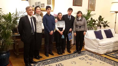 Ettore Sequi (Ambasciatore d'Italia a Pechino) e Debora Serracchiani (Presidente Regione Friuli Venezia Giulia) con il corregionale Juan Bautista Simoni e la sua famiglia - Pechino 04/12/2017