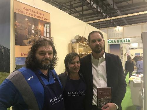 Luca Pancotto e Cristiano Shaurli (Assessore regionale Risorse agricole e forestali) nello stand del FVG ad Artigiano in fiera - Milano 07/12/2017