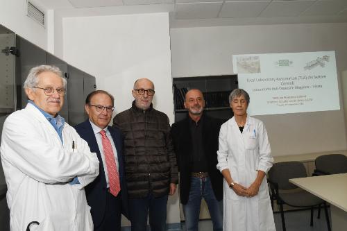L'assessore regionale alla Salute Riccardo Riccardi (al centro della foto) nella sala riunione dell'ospedale Maggiore di Trieste. Da sinisra a destra: Roberto Luzzatti, Maurizio Ruscio, Riccardi, Antonio Poggiana e Francesca Sirianni