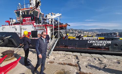 L’assessore regionale alla Difesa dell’Ambiente, energia e sviluppo Sostenibile Fabio Scoccimarro mentre raggiunge la diga del Porto Vecchio di Trieste