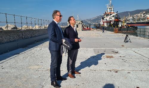 L’assessore regionale alla Difesa dell’Ambiente, energia e sviluppo Sostenibile Fabio Scoccimarro assieme al commissario straordinario dell'Autorità di Sistema Portuale del Mare Adriatico Orientale Vittorio Torbianelli alla diga del Porto Vecchio di Trieste