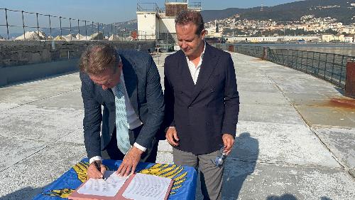 L’assessore regionale alla Difesa dell’Ambiente, energia e sviluppo Sostenibile Fabio Scoccimarro assieme al commissario straordinario dell'Autorità di Sistema Portuale del Mare Adriatico Orientale Vittorio Torbianelli firmano alla diga del Porto Vecchio di Trieste l'accordo tra Regione e Authority