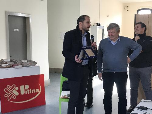 Cristiano Shaurli (Assessore regionale Risorse agricole e forestali) consegna una targa della Regione a Ubaldo Alzetta alla cerimonia di premiazione del concorso "Mattia Trivelli" - Maniago 16/12/2017