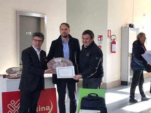 Sergio Babbo (Vincitore concorso Trivelli settore ristorazione), Cristiano Shaurli (Assessore regionale Risorse agricole e forestali) ed Emanuele Scarello (Chef) alla cerimonia di premiazione del concorso "Mattia Trivelli" - Maniago 16/12/2017