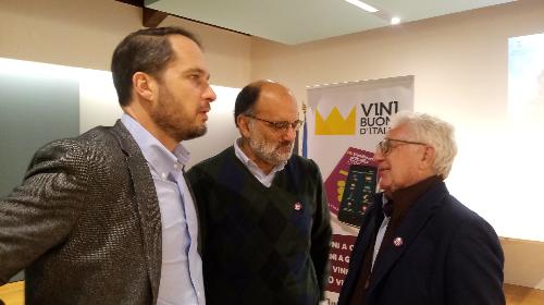 Cristiano Shaurli (Assessore regionale Risorse agricole e forestali), Paolo Stefanelli (Direttore ERSA) e Mario Busso (Curatore guida) alla presentazione dell'edizione 2018 della guida "Vinibuoni d'Italia" - Buttrio 16/12/2017