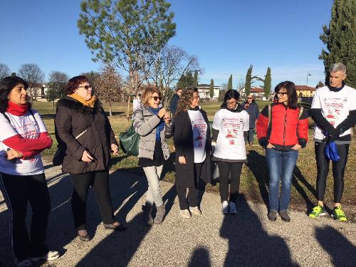 Mariagrazia Santoro (Assessore regionale Infrastrutture e Territorio), Cinzia Del Torre (Assessore Pari opportunità Comune Udine), Maria Sandra Telesca (Assessore regionale Salute, Integrazione socio-sanitaria, Politiche sociali e Famiglia), Mariangela Fantin (Presidente ANDOS Udine), Asia Battaglia (Assessore Pari opportunità Provincia Udine), Raffaella Basana (Assessore Sport e stili di vita Comune Udine) e Paolo Bordon (Presidente Associazione Maratonina Udinese) alla partenza della camminata "CamminAndos insieme" - Udine 17/12/2017