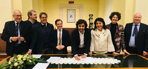 Marco Tullio Petrangelo (Direttore generale Promoturismo FVG), Giuseppe Pavan (Componente Giunta camerale CCIAA Udine), Maurizio Ionico (Amministratore unico FUC), Alessandro Venanzi (Assessore Commercio Comune Udine), Federico Pirone (Assessore Cultura Comune Udine), Mariagrazia Santoro (Assessore regionale Infrastrutture e Territorio), Elisa Nanetti (Direttrice Trenitalia FVG) e Alberto Toneatto (Amministratore delegato SAF) alla firma del protocollo d'intesa per la promozione del sistema turistico-culturale udinese - Udine 18/12/2017