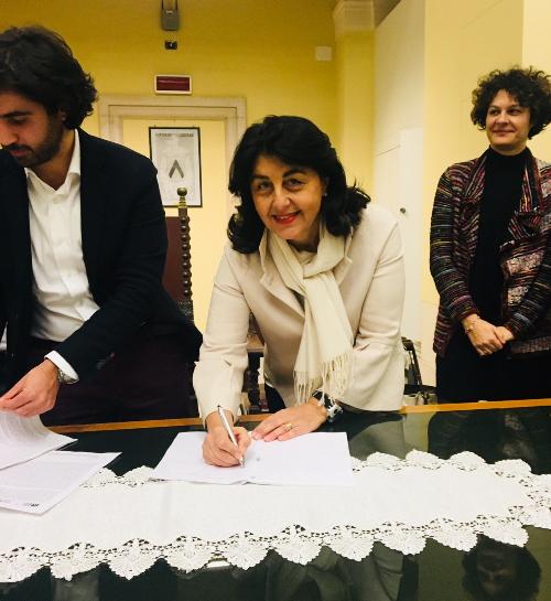 Mariagrazia Santoro (Assessore regionale Infrastrutture e Territorio)
firma il protocollo d'intesa per la promozione del sistema turistico-culturale udinese - Udine 18/12/2017