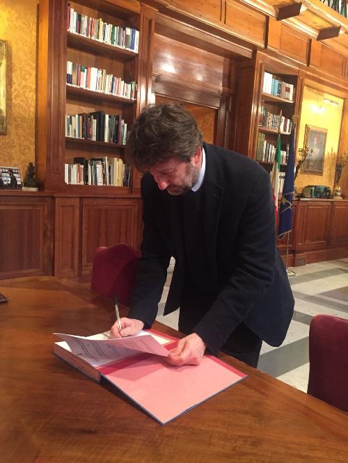 Dario Franceschini (Ministro Beni e Attività Culturali e Turismo) firma l'accordo per la valorizzazione del patrimonio culturale di Aquileia - Roma, 20/12/2017