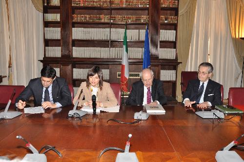 Presenti Goran Aleksic, ambasciatore della Repubblica di Serbia in Italia, Antonio Zanardi Landi, 
presidente della Fondazione Aquileia e Claudio Strinati, critico d'arte e storico, la Presidente della Regione Debora Serracchiani ha presentato nella sede del ministero dei Beni, delle Attività culturali e del Turismo 
la mostra "Tesori e imperatori. Lo splendore della Serbia romana" che sarà inaugurata il 10 marzo a 
Palazzo Meizlik di Aquileia - Roma 08/03/2018
