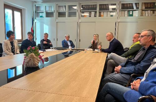 Una fase dell'incontro a Andreis tra i sindaci e l'assessore regionale alle Infrastrutture Cristina Amirante
