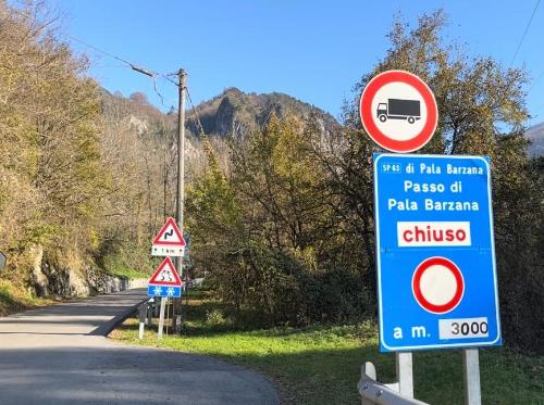 Il cartello che indica la chiusura della strada di Pala Barzana