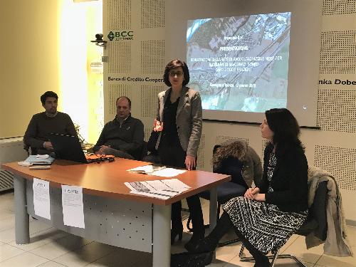 L’assessore regionale all’Ambiente, Sara Vito, con il sindaco di Savogna d’Isonzo, Alenka Florenin, 
il direttore generale di Irisacqua, Paolo Lanari, ed i progettisti della società, alla presentazione del progetto 
di realizzazione del sistema fognario sul territorio comunale - Savogna d’Isonzo 12/03/2018