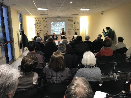 L’assessore regionale all’Ambiente, Sara Vito, con il sindaco di Savogna d’Isonzo, Alenka Florenin, 
il direttore generale di Irisacqua, Paolo Lanari, ed i progettisti della società, alla presentazione del progetto 
di realizzazione del sistema fognario sul territorio comunale - Savogna d’Isonzo 12/03/2018