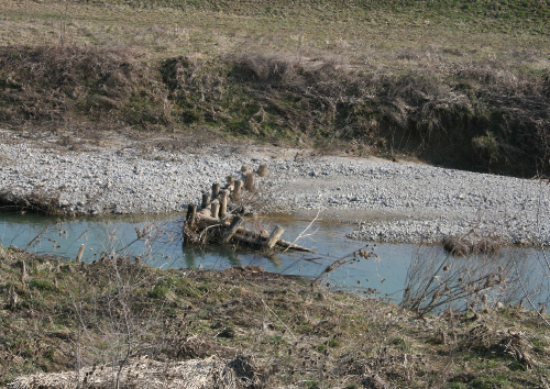 Interventi di manutenzione del torrente Versa: una briglia in legno divelta lungo il corso del torrente.