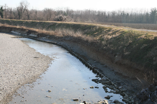 Interventi di manutenzione del torrente Versa: un tratto del torrente in cui è visibile l’erosione dell’argine.