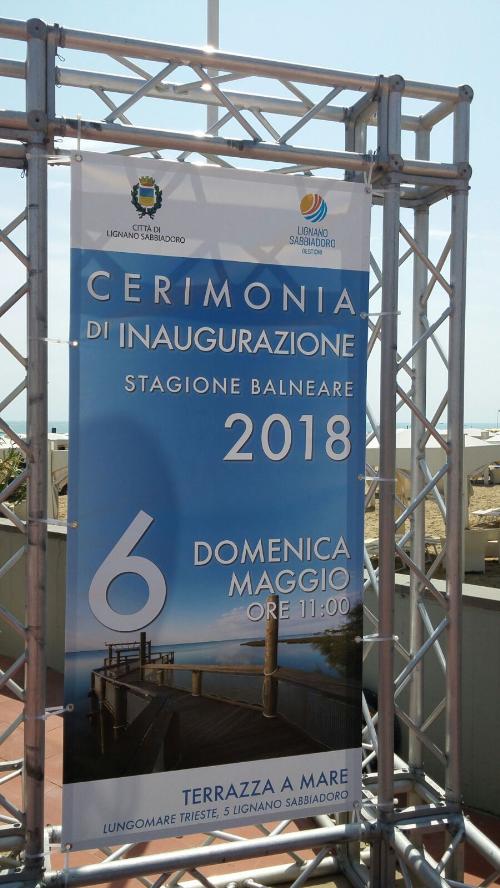 Banner dell'inaugurazione della stagione balneare di Lignano Sabbiadoro 
