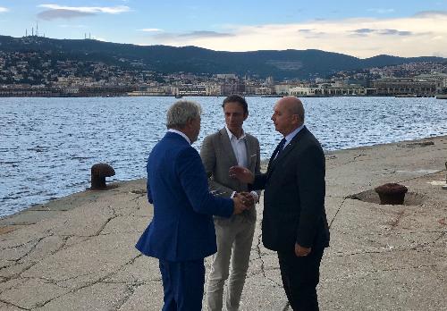 Il governatore Massimiliano Fedriga, il sindaco di Trieste Roberto Dipiazza e il presidente camerale Antonio Paoletti sul sito dove sorgerà il Parco del mare