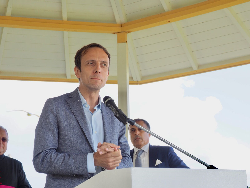 Il governatore del Friuli Venezia Giulia Massimiliano Fedriga interviene alla cerimonia di apertura della stagione balneare di Grado 