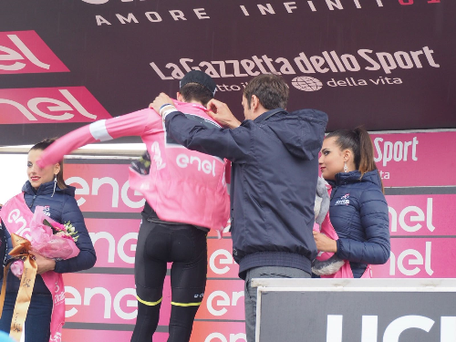 Il governatore del FVG, Massimiliano Fedriga, consegna la maglia rosa a Simon Yates