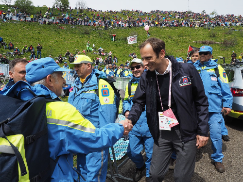 Il governatore del FVG Massimiliano Fedriga con i volontari della Protezione civile alla tappa dello Zoncolan del Giro d’Italia