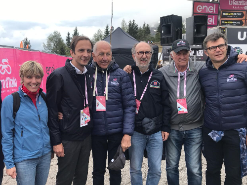 Il governatore del FVG Massimiliano Fedriga sullo Zoncolan con (da sinistra) l’assessore regionale alle Finanze e Patrimonio Barbara Zilli, il campione del mondo di ciclismo Vittorio Adorni, il vicepresidente della Regione Riccardo Riccardi, il patron della corsa rosa in Fvg Enzo Cainero e il direttore generale RCS Sport Paolo Bellino.